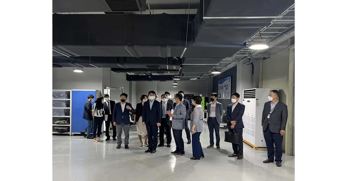 조주현 중기부 차관 일행이 관련 시설을 둘러보고 있다 / 포항시 제공