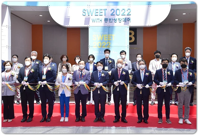 강기정 광주광역시장이 6일 오후 서구 김대중컨벤션센터에서 열린 국제 신재생에너지 전시회 'SWEET 2022' 개막식에 참석해 오영교 동반성장위원장, 정승일 한전 사장, 시의원 등 내빈들과 테이프 커팅을 하고 있다/광주광역시 제공