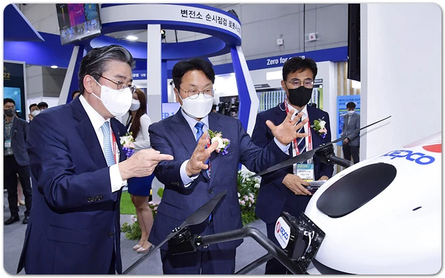 강기정 광주광역시장이 6일 오후 서구 김대중컨벤션센터에서 열린 국제 신재생에너지 전시회 'SWEET 2022' 개막식에 참석해 내빈들과 전시관을 둘러보고 있다/광주광역시 제공