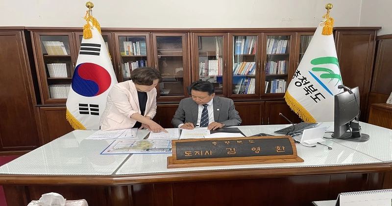 김영환 충북지사는 7일 취임 후 현안 1호 결재로 ‘충북 레이크파크 르네상스 추진방향’에 서명했다.