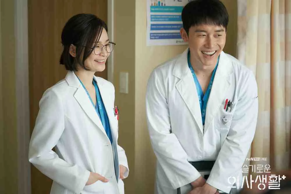 tvN '슬기로운 의사생활1' 스틸 속 전미도 김준한 / tvN 제공