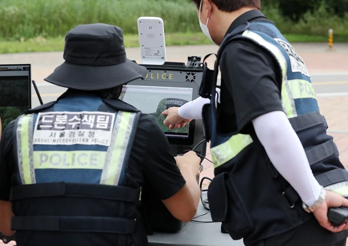 실종된 김가을(24) 씨의 행방을 찾고 있는 서울 경찰청 드론수색팀 / 뉴스1