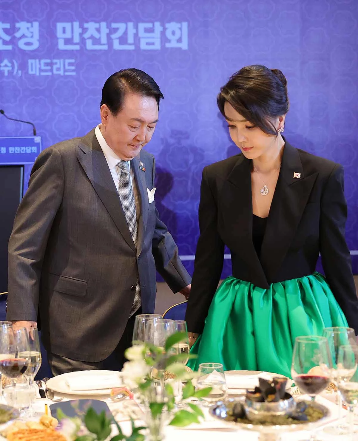 윤석열 대통령과 김건희 여사가 스페인 동포 만찬 간담회에 참석하고 있다. / 뉴스1