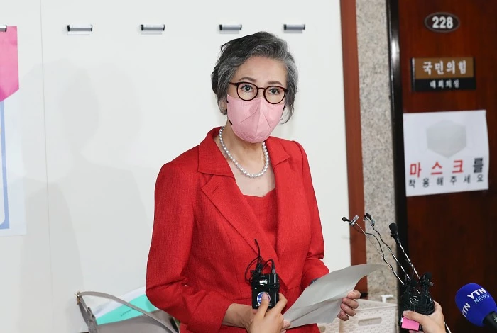 이양희 국민의힘 중앙윤리위원회 위원장이 지난 7일 오후 서울 여의도 국회에서 열린 이준석 대표의 성 상납 증거인멸교사 의혹 관련 징계를 논의하기 위해 회의장으로 들어서며 입장을 말하고 있다. / 이하 공동취재-뉴스1