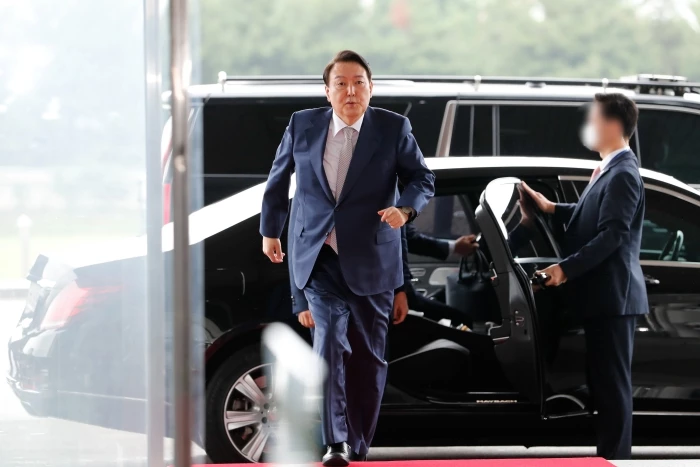 이하 8일 오전 윤석열 대통령이 서울 용산 대통령실 청사에 출근하고 있는 모습 / 이하 뉴스1