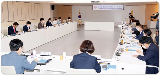 광주광역시는 8일 오전 시청 3층 중회의실에서 광주민생경제대책본부 제1차 회의를 열고 경제위기 극복을 위한 기관별 추진상황과 대책본부 운영 계획을 공유하고 있다./광주광역시 제공