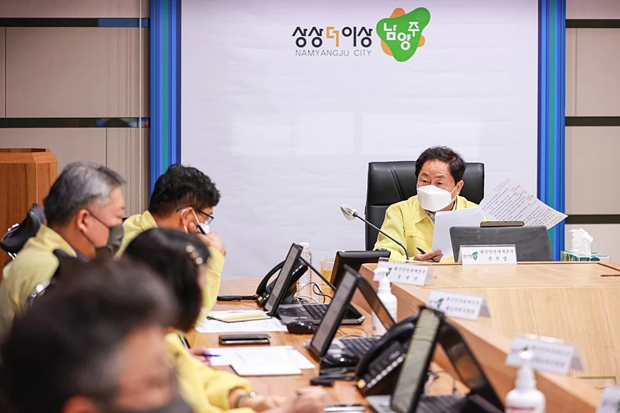 주광덕 남양주시장(오른쪽)