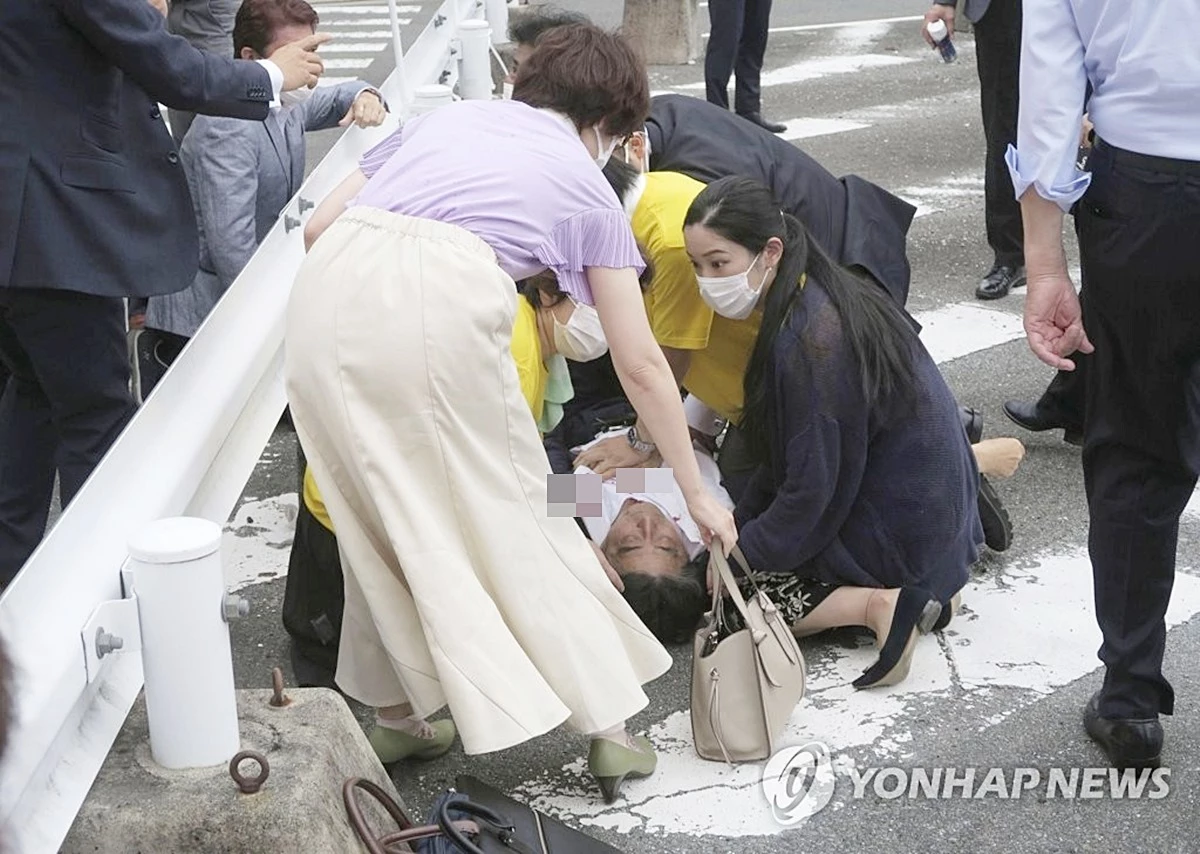 8일 총을 맞고 쓰러진 아베 전 일본 총리