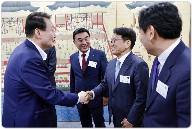 강기정 광주광역시장이 8일 오후 서울 용산 대통령실 청사에서 열린 '제1차 민선 8기 시·도지사 간담회'에 참석해 윤석열 대통령과 인사를 나누고 있다./대통령실 제공