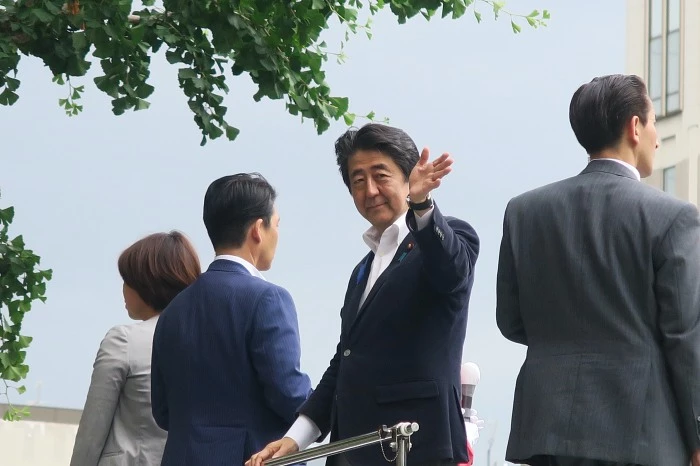 2019년 7월에 카메라에 포착된 아베 전 총리 모습 / shutterstock.com-retirementbonus