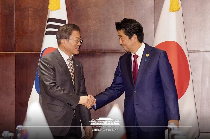 문재인 대통령과 아베 신조 일본 총리가 2019년 12월 24일 중국 쓰촨성 청두 샹그릴라 호텔에서 열린 한일 정상회담에 앞서 악수하고 있다