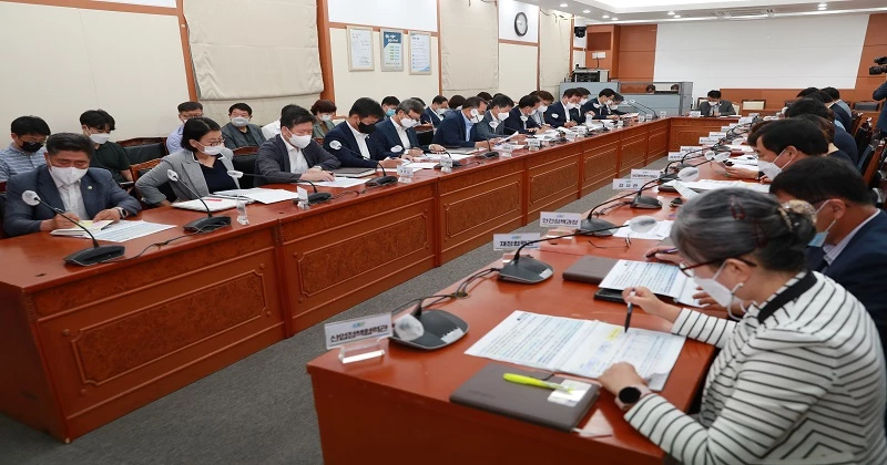 김영환 충북지사는 11일 도청 소회의실에서 취임 후 첫 확대간부회의를 주재하고 충북발전을 위한  규제완화를 주문했다.