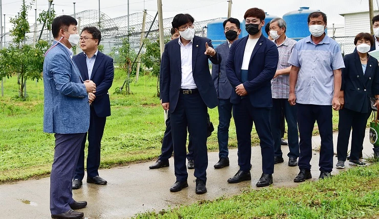 조재호 농촌진흥청장 극조생벼 연구포장과 여름철 고온 대응 사과연구 포장 시찰 / 충남도농업기술원