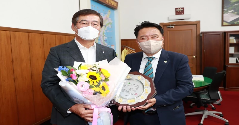 충북도는 12일 대한민국 첨단산업의 중심지로 도약하고 충북 경제성장에 크게 기여한 신학철 (주)LG화학 부회장을 명예도지사로 위촉했다. 사진 왼쪽이 신 부회장.