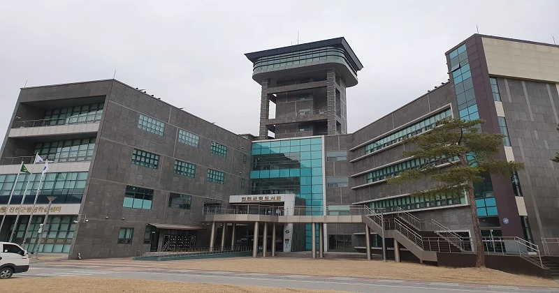 충북 진천군립도서관.