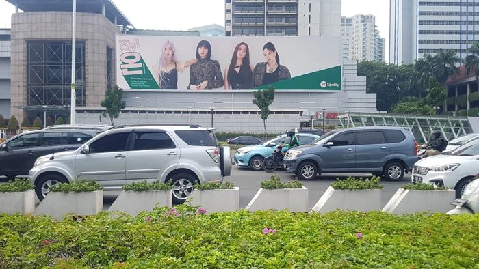 인도네시아에서 포착된 브랙핑크 전광판 / 블랙핑크 공식 트위터