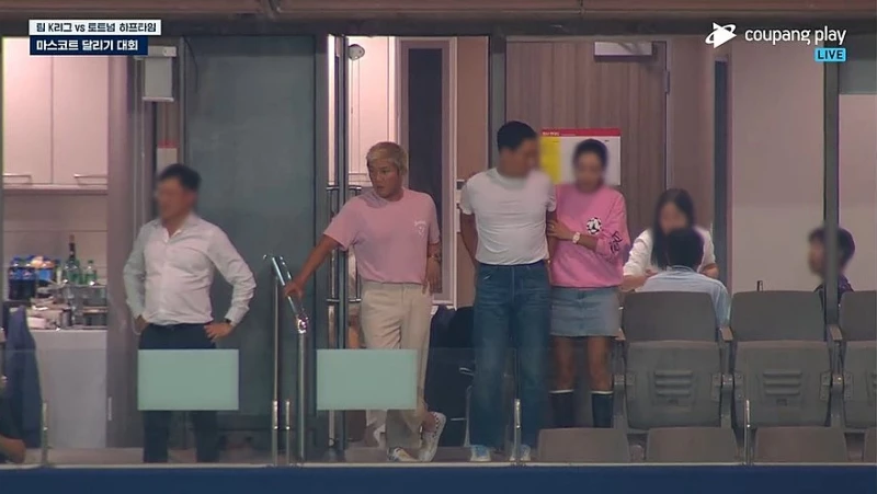 지난 13일 EPL 토트넘 홋스퍼와 팀 K리그 경기가 열린 서울월드컵경기장을 찾은 방송인 조세호. 중계 카메라에 잡힌 모습 / 쿠팡플레이