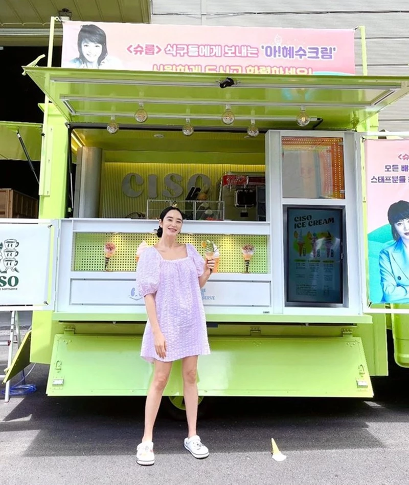 김혜수 자료 사진. 배우 조인성에게 받은 간식차 앞에서 포즈를 취한 모습. 최근 사극 촬영 현장에서 찍은 사진이다 / 김혜수 인스타그램