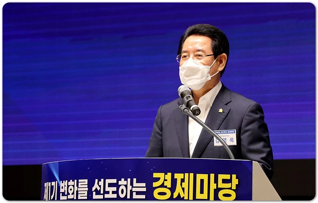 김영록 전라남도지사가 14일 남악 스카이웨딩컨벤션에서 열린 제1기 ‘변화를 선도하는 경제마당’ 행사에서 인사말을 하고 있다.    / 전남도