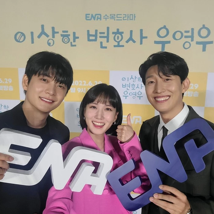 (왼쪽부터) '우영우' 주연 강태오, 박은빈, 강기영 / 에이스토리 공식 인스타그램