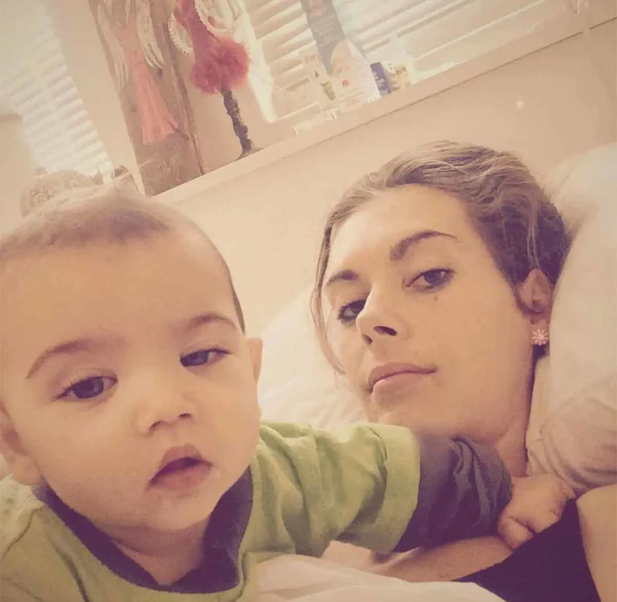 일론 머스크 테슬라 최고경영자(CEO)의 아버지인 에롤 머스크(76)와의 사이에서 아들 엘리엇 머스크(가운데)를 낳은 의붓딸 야나 베주이덴호우트(35).      베주이덴호우트가 페이스북에 올렸던 사진이다.