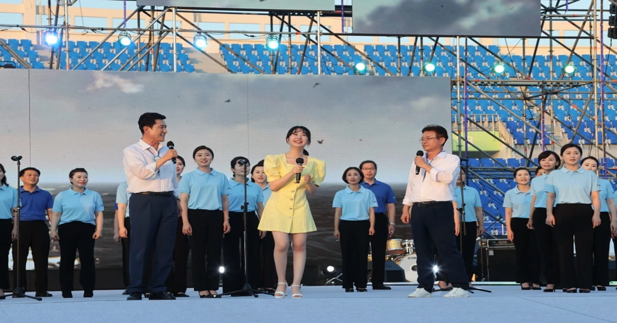 <사진 좌측부터> 공식 축하행사에 나선 이강덕 포항시장과 전유진 가수, 이철우 경북도지사 / 포항시 제공