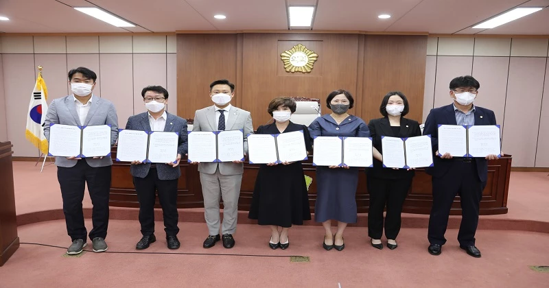 증평군의회(의장 이동령)는 지난 15일 ‘송산지구 초등학교 신설 촉구 결의안’을 7명의 의원 전원의 이름으로 발의했다.