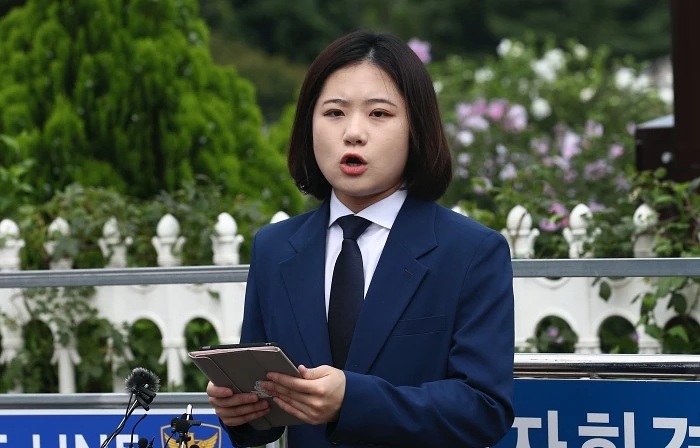 박지현 전 더불어민주당 공동비상대책위원장이 15일 오전 서울 여의도 국회 앞에서 8·28 전당대회 당 대표 출마 선언 기자회견을 하고 있다 / 공동취재-뉴스1