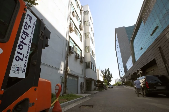 지난 15일 20대 여성이 발견된 인하대 공대 건물의 모습 / 이하 뉴스1