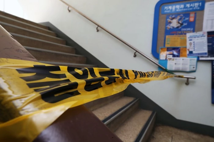 20대 여성이 추락한 인하대 공대 건물에 출입금지 테이프가 붙여져 있다