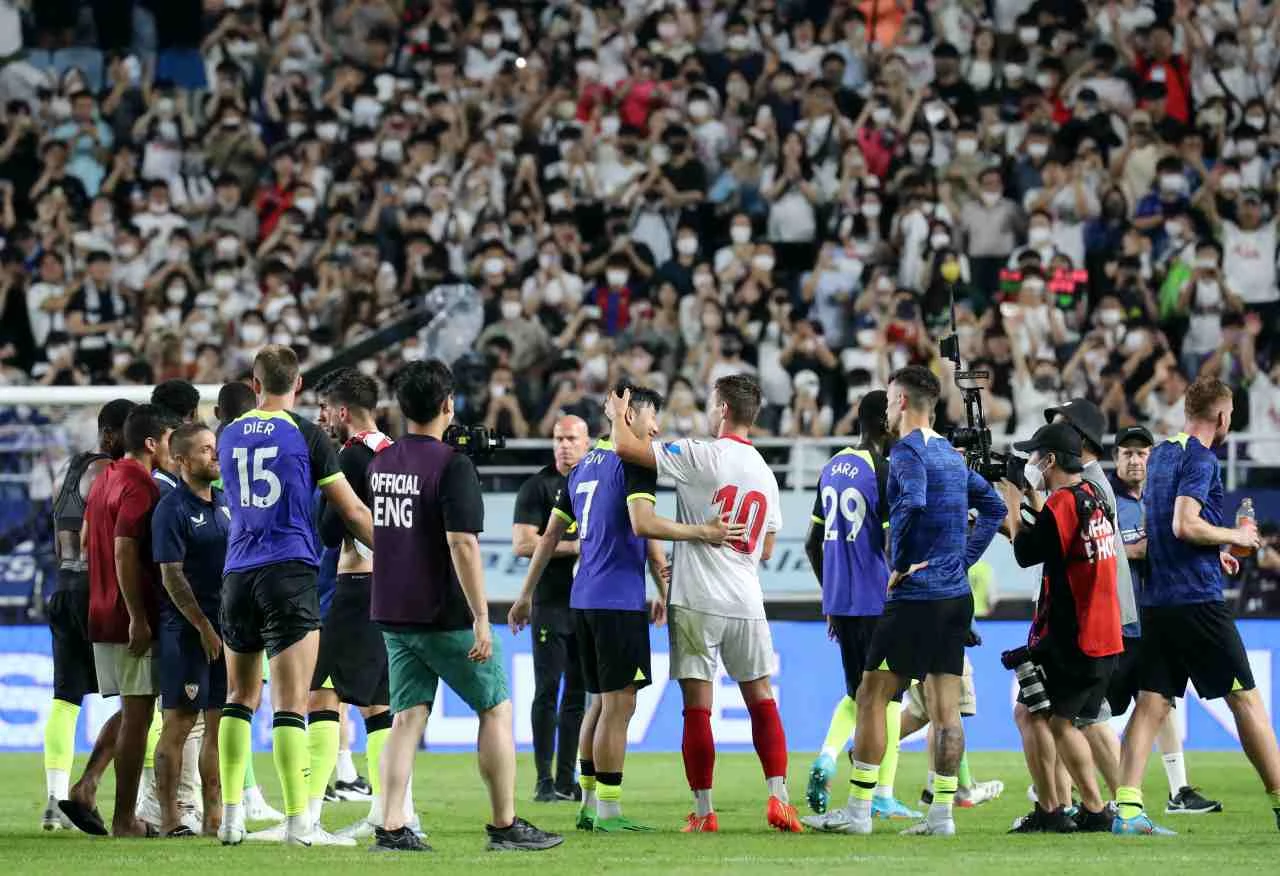 인사 나누는 손흥민과 라키티치 / 이하 뉴스1