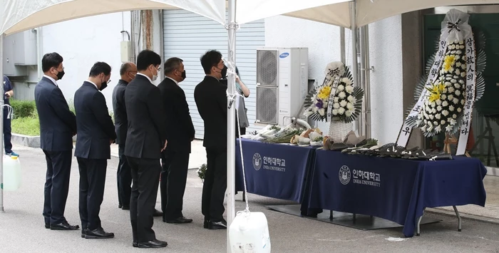 인하대학교 교직원들이 추모 공간을 방문했다