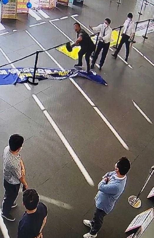 쿠팡 본사 로비를 점거하며 시위를 하던 민주노총 간부가 차단봉을 던지고 있다. / 이하 사진·영상=독자 제공