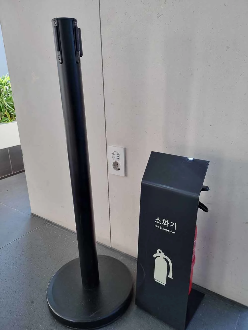 민주노총 간부가 던진 차단봉.