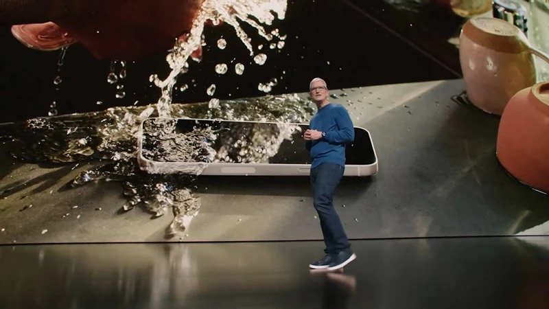 아이폰13을 공개하는 애플사 / 애플 유튜브 캡쳐