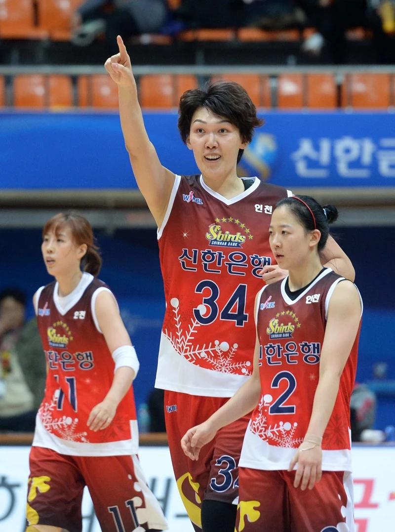2014년 12월 22일 오후 인천 도원체육관에서 열린 KB국민은행 2014~2015 여자프로농구 신한은행과 KB국민은행의 경기에서 신한은행의 하은주가 공격에 성공 한 후 환호하고 있다. /뉴스1