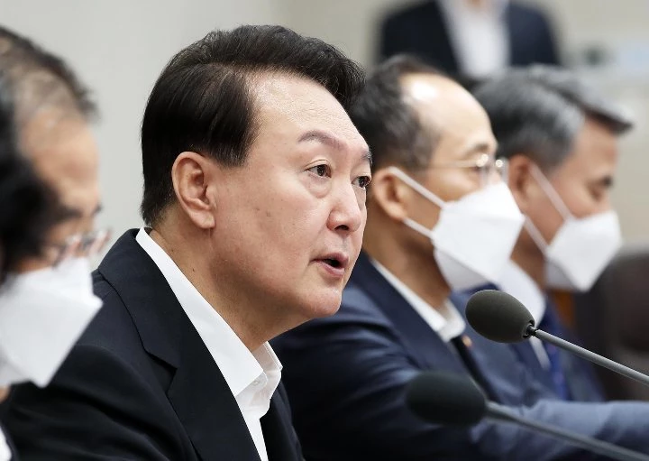 윤석열 대통령이 19일 용산 대통령실 청사에서 열린 제32회 국무회의에서 모두 발언을 하고 있다. (대통령실사진기자단) / 뉴스1