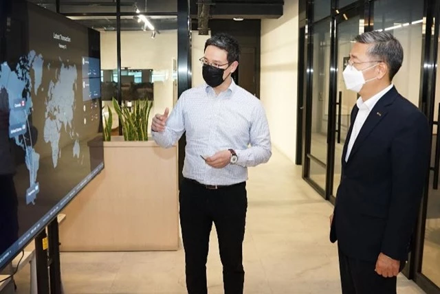 트레이딩 과정 참관중인 김종호 기술보증기금 이사장(사진 오른쪽)과 설명하고 있는 신호식 (주)트릿지 대표이사(사진 왼쪽) / 사진제공=기보