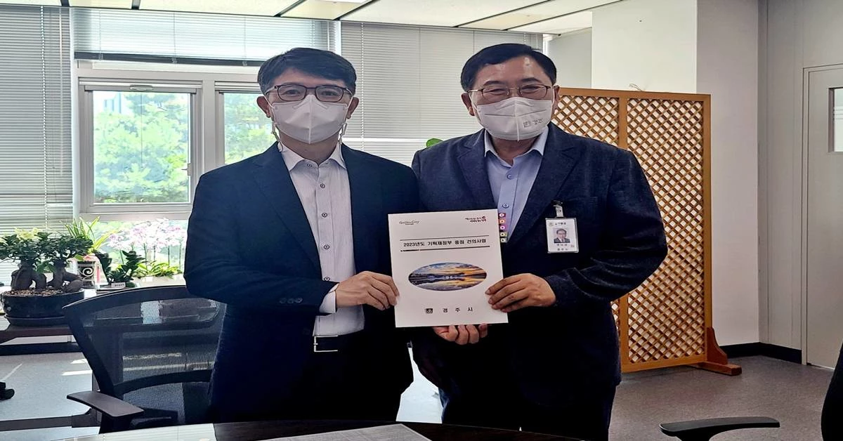 주낙영 경주시장이 20일 김완섭 기획재정부 예산실장을 만나 경주시가 사활을 걸고 추진 중인 주요 현안 사업의 국비 반영을 요청하고 있다./경주시