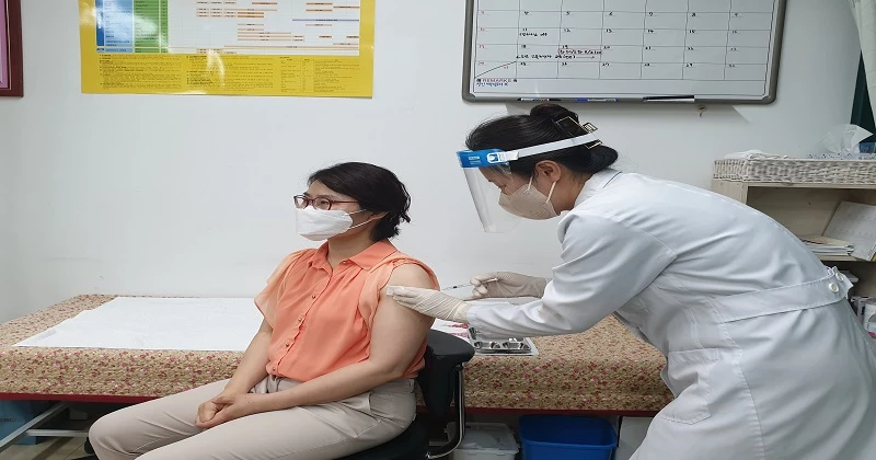 코로나19 백신 4차 접종하고 있는 진천군민 A씨.