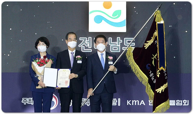 전남도가 21일 오후 세종컨벤션센터에서 고용노동부 주최로 열린 2022년 전국 지방자치단체 일자리대상 시상식에서 종합대상(대통령상)을 받았다. 한덕수 국무총리와 김영록 전라남도지사가 기념촬영을 하고 있다.   / 전남도