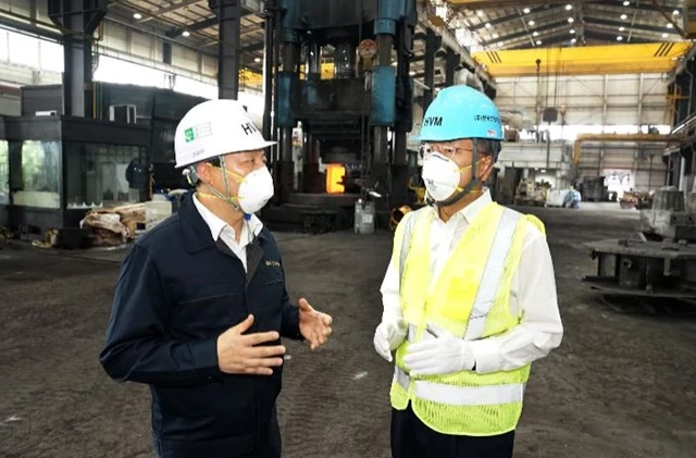 생산현장을 방문한 김종호 기술보증기금 이사장(사진 오른쪽)과 문승호 (주)한국진공야금 대표이사(사진 왼쪽) / 사진제공=기보