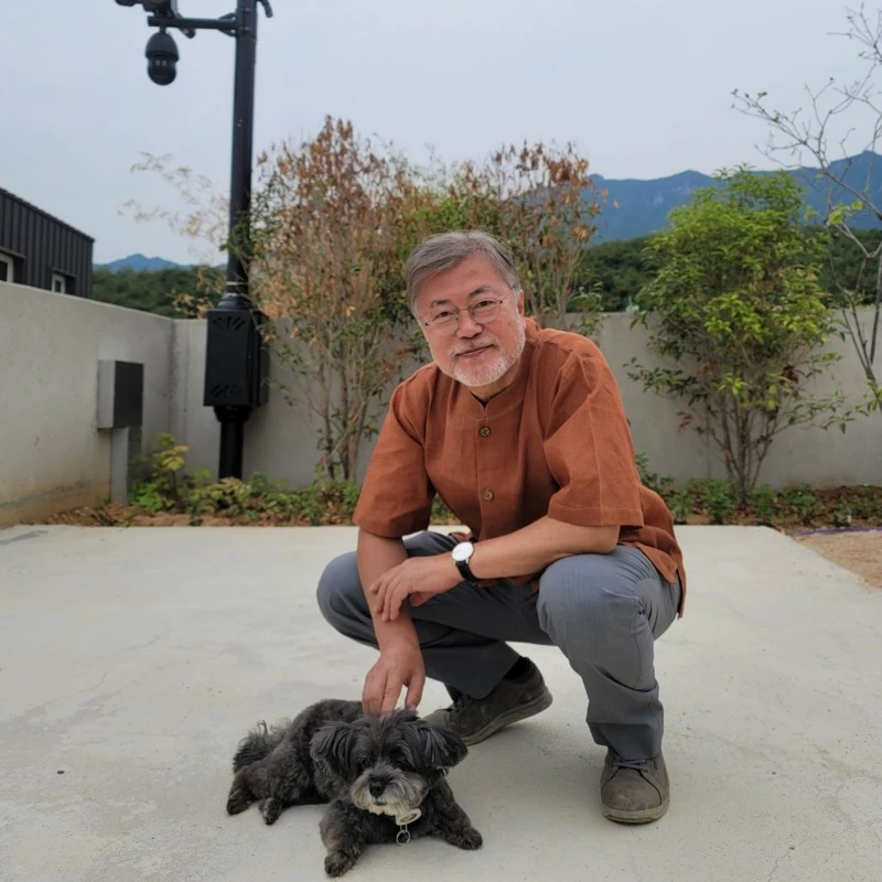 평산마을에서 지내는 문 전 대통령