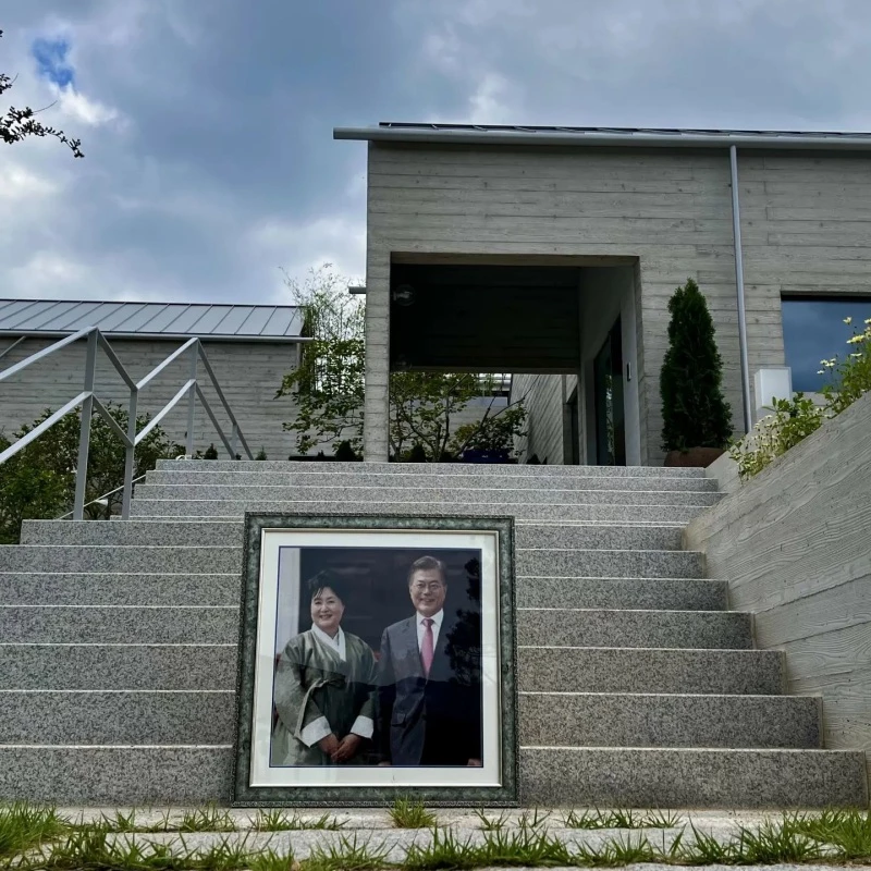 이하 문재인 전 대통령이 시민으로부터 받은 선물 / 이하 문재인 전 대통령 인스타그램