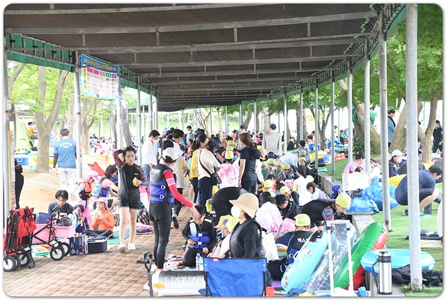 함평엑스포공원물놀이장 그늘막에서 휴식을 취하고 있는 피서객들