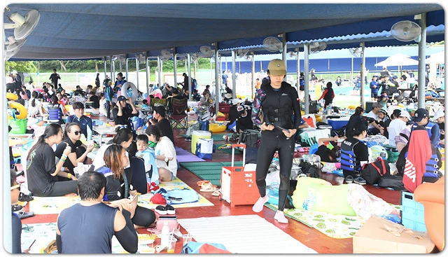 함평엑스포공원물놀이장 그늘막에서 휴식을 취하고 있는 피서객들