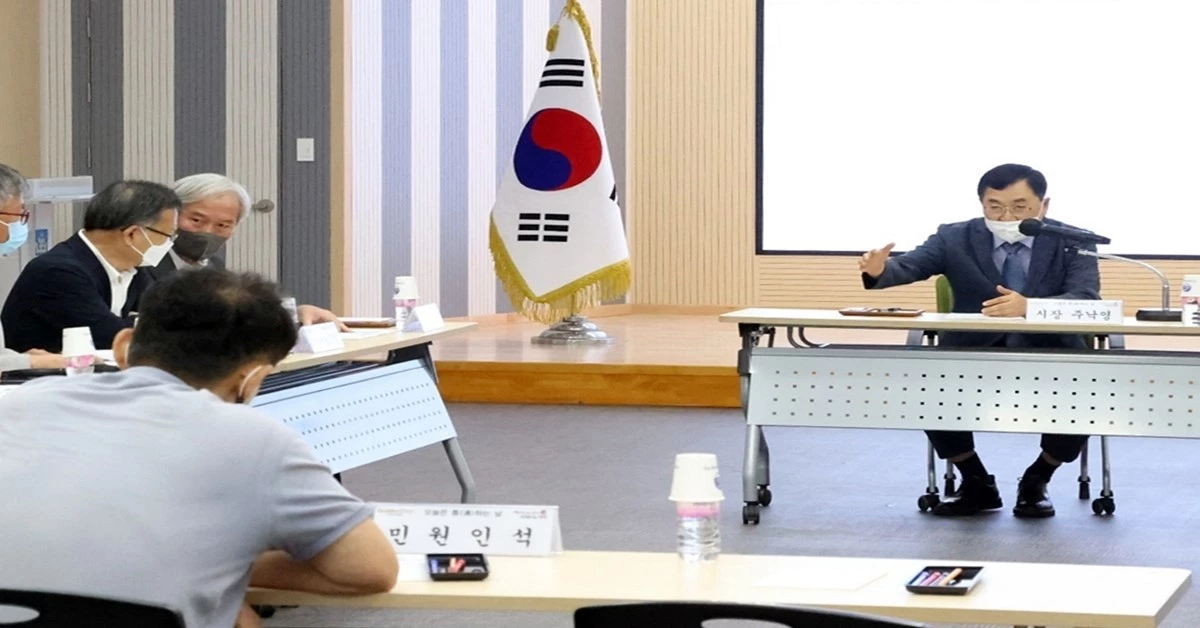 주낙영 경주시장이 23일 첫 ‘오늘은 통하는 날’을 개최하고 민원인의 고충과 민원 사항을 직접 듣고 있다./경주시