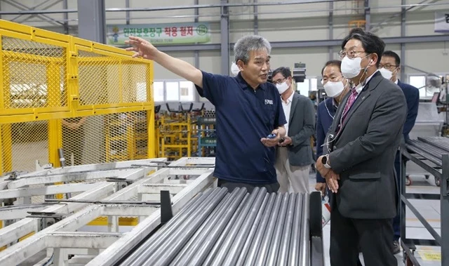 홍태용 김해시장은 지난 22일 지역의 우수기업 3개사를 방문해 사업성과를 격려하고 애로사항을 청취했다. / 사진제공=김해시