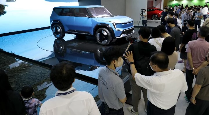 15일 부산 해운대구 벡스코에서 열린 '2022부산국제모터쇼' 개막 첫날 모터쇼를 찾은 관람객으로 북적이고 있다. / 뉴스1