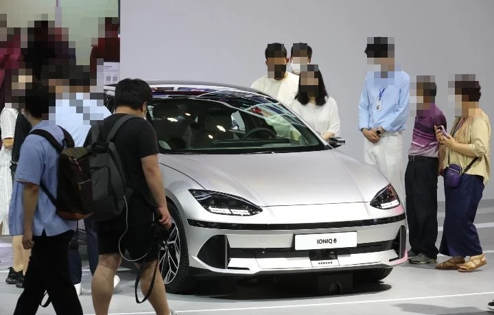 15일 부산 해운대구 벡스코에서 열린 '2022부산국제모터쇼'에서 관람객들이 아이오닉6 차량을 살펴보고 있다. / 뉴스1
